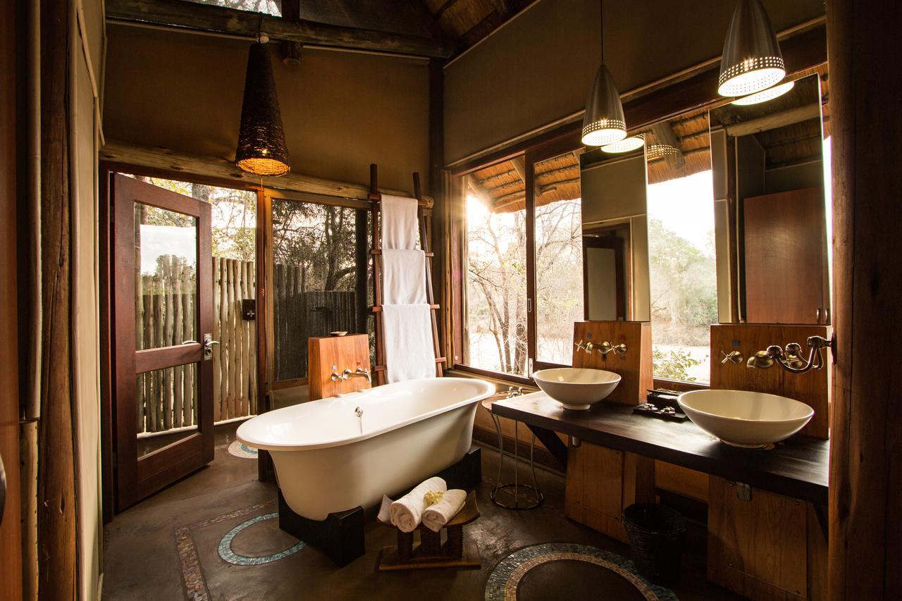 Rhino Post Safari Lodge Скукуза Екстер'єр фото
